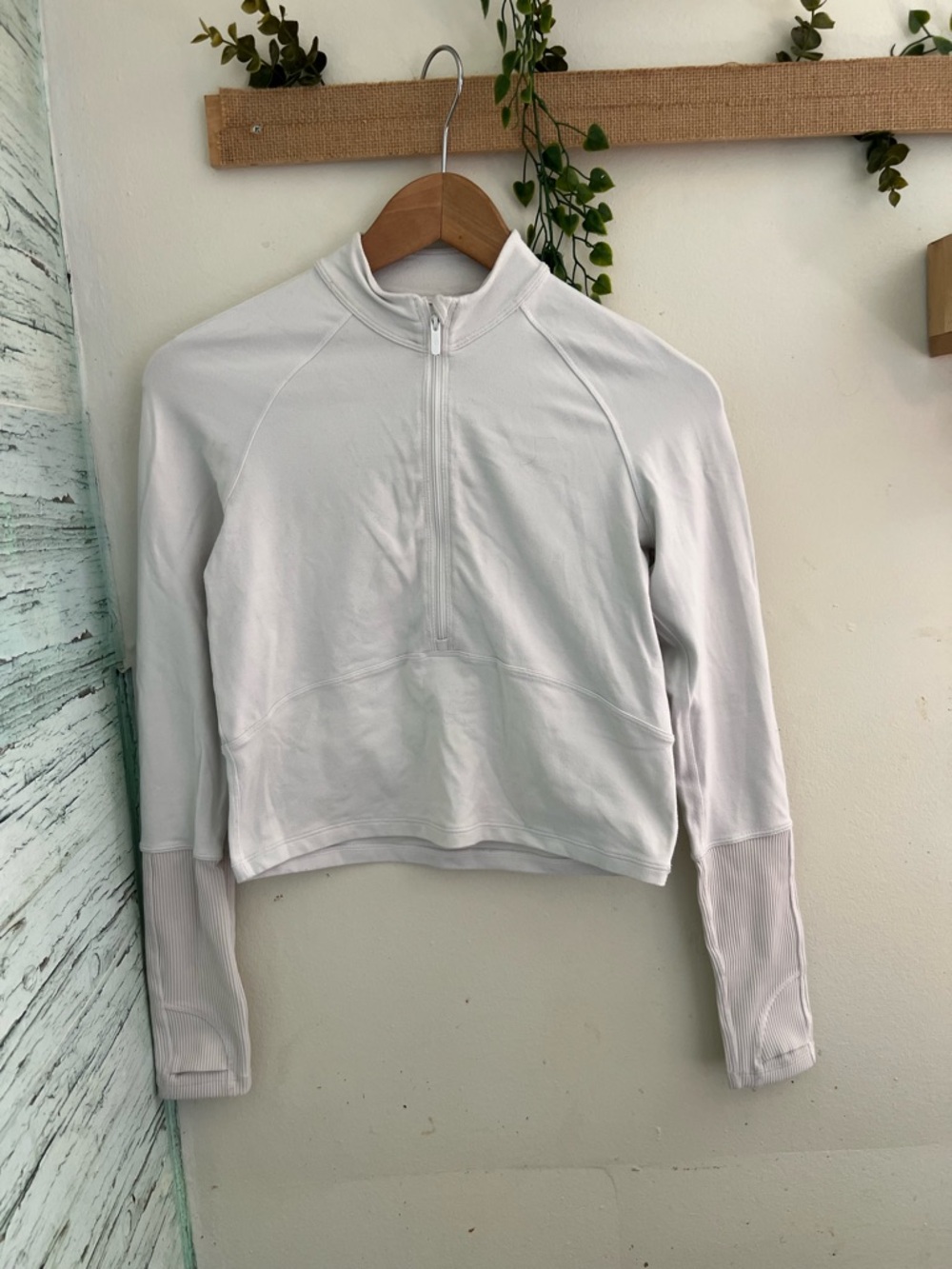 Lululemon White Cropped Athletic Zip Top – Size 4 - Picture 2 of 8